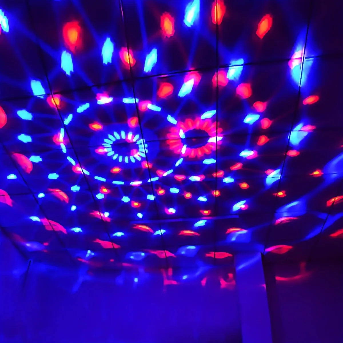 Disco Ball LED RGB – Lampe de Soirée Rotative à Effets Sonores | Idéal Mariages, Anniversaires, Fêtes